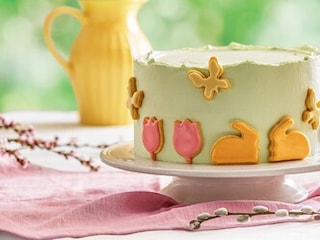 Jarní dort z louky s bazalkovým krémem a jahodami