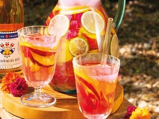 Rosé s ovocem plné letního slunce