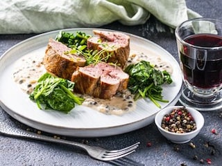 Panenka se špenátem a pepřovou omáčkou