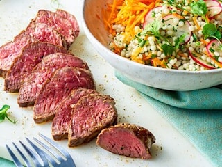 Grilovaný Top round steak se salátkem z tarhoni a ředkviček