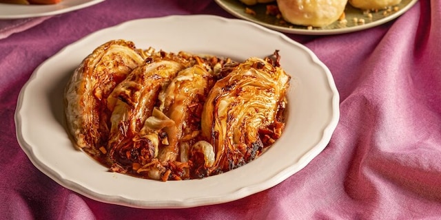 Karamelizované špičaté zelí s jablky