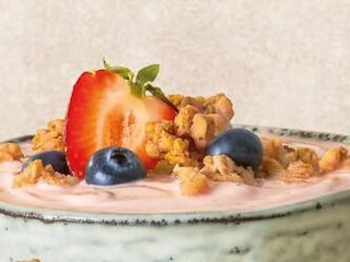 SNÍDAŇOVÁ MISKA s ovocem a křupavým müsli