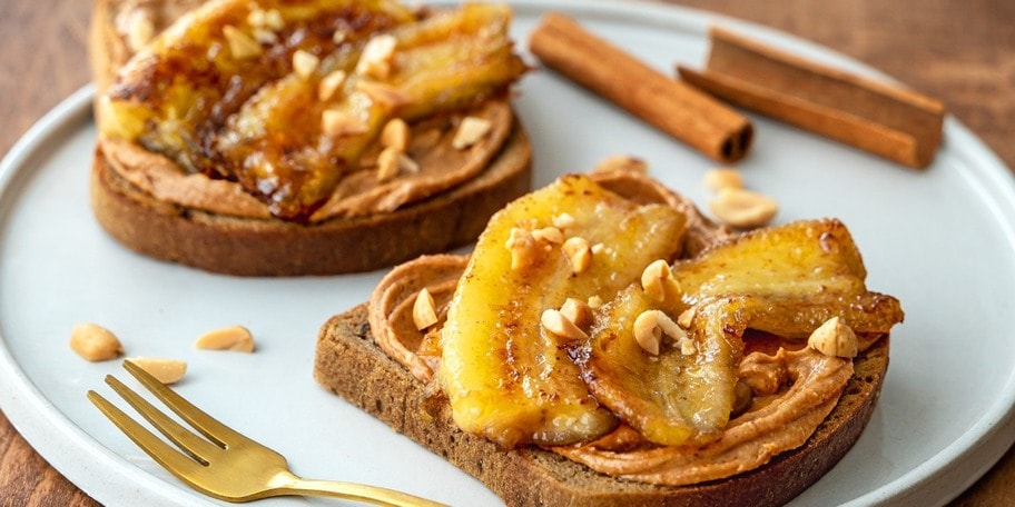Karamelizovaný banánový toust s javorovým sirupem a arašídy