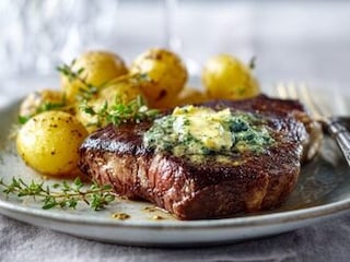 STEAK S BYLINKOVÝM  MÁSLEM a opečenými brambůrky