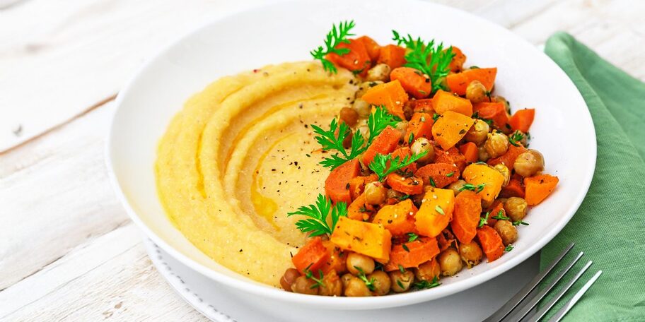 Polenta s pečenou dýní, mrkví a cizrnou