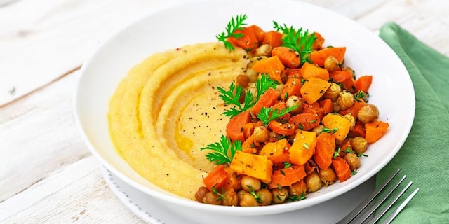 Polenta s pečenou dýní, mrkví a cizrnou