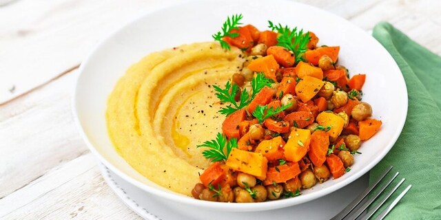 Polenta s pečenou dýní, mrkví a cizrnou