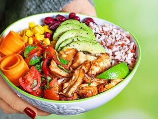 Burrito miska s barevnou rýží a avokádem