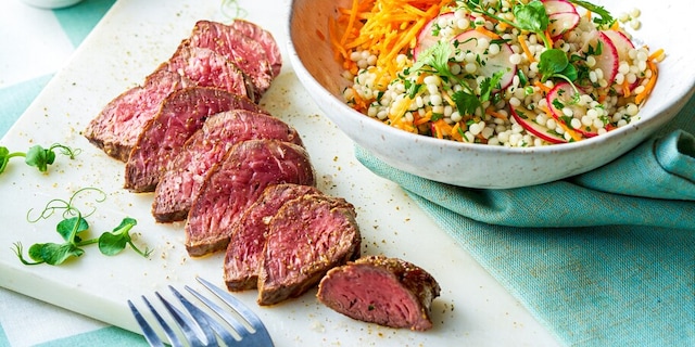 Grilovaný Top round steak se salátkem z tarhoni a ředkviček