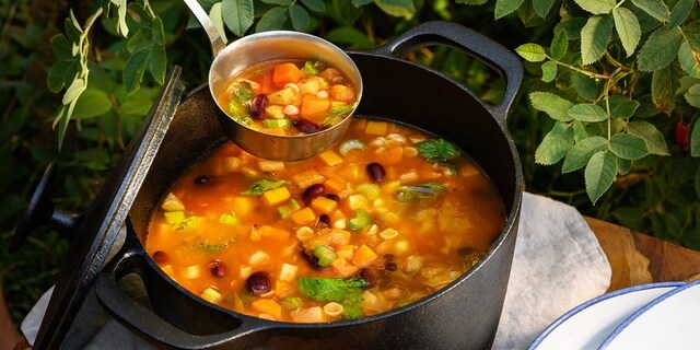 Podzimní zeleninová polévka s dýní a kapustou