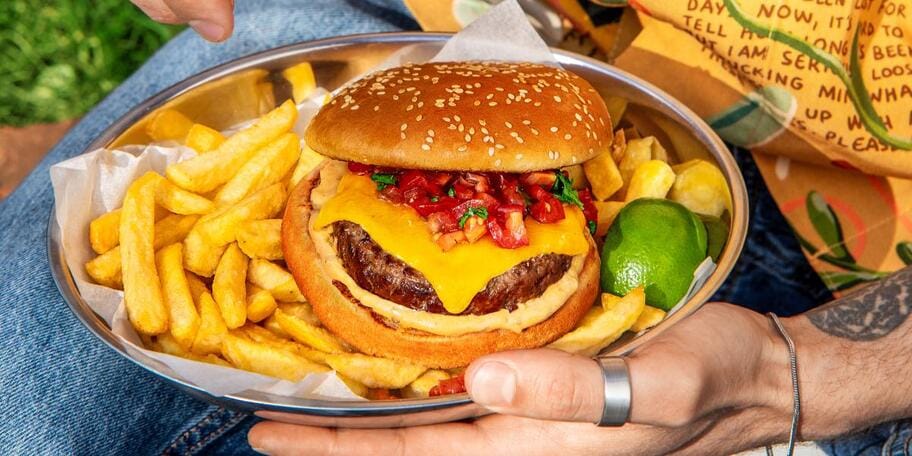 AMERICANO BURGER s čedarem,  chipotle majonézou a rajčatovou salsou