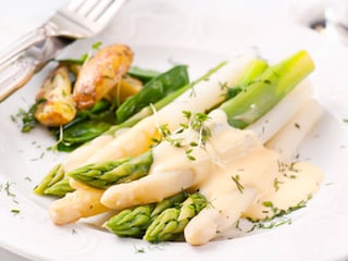 Bílý a zelený chřest s holandskou omáčkou