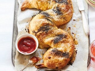 Plněný slaný štrůdl z listového těsta ve tvaru hada