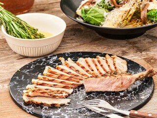 Vepřový tomahawk s grilovaným salátem à la Caesar