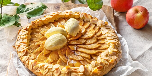 Podzimní galetka s jablky a vanilkovou zmrzlinou