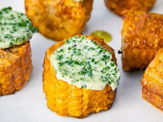 Grilované kukuřice s pažitkovým máslem