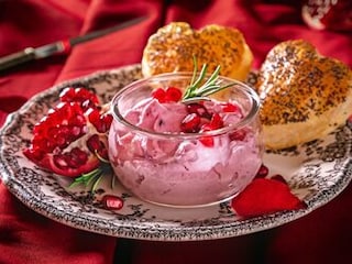 Šlehaný kozí sýr s brusinkami a křupavými krekry