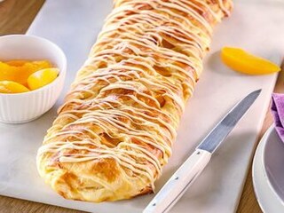 Pletený tvarohový závin s broskvemi