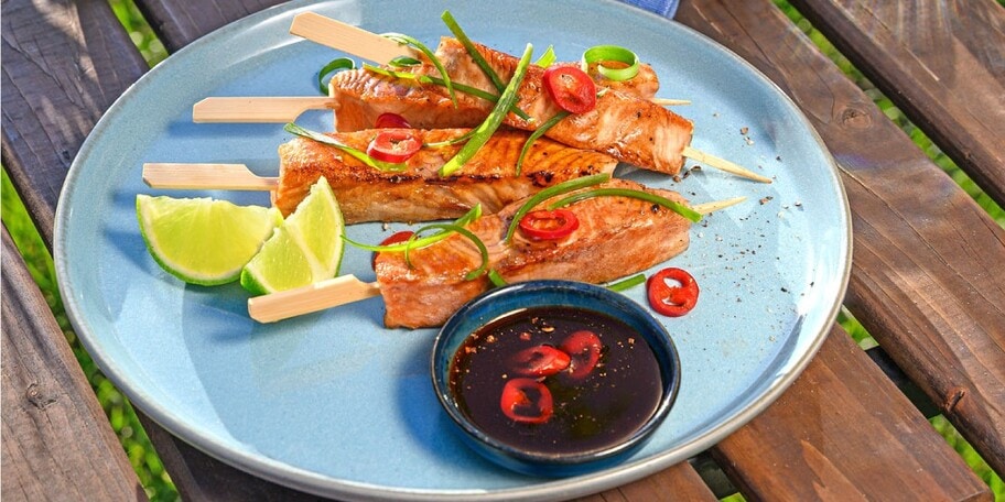 Orientální salát s lososovými špízy