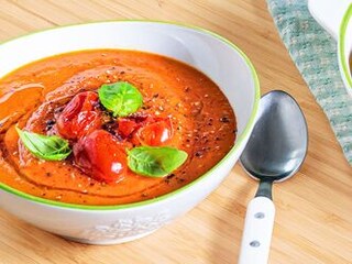 Vydatná polévka z pečených rajčat a paprik