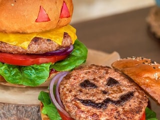 Halloweenský cheeseburger s chilli BBQ omáčkou