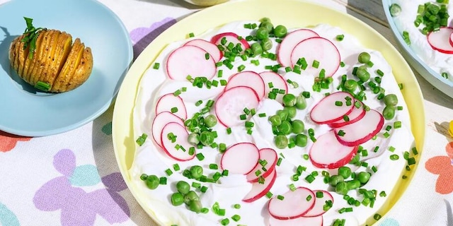 PEČENÉ NOVÉ BRAMBŮRKY  s tvarohovým dipem