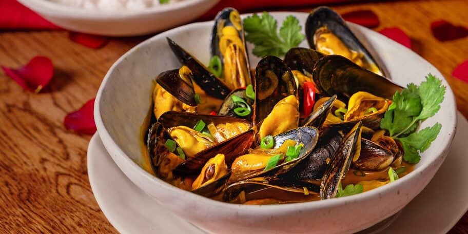 Slávky na kari s kokosovou rýží