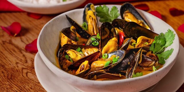 Slávky na kari s kokosovou rýží