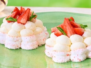 PAVLOVA s kokosovým krémem a jahodami