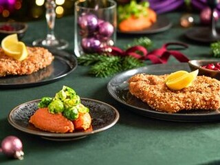 Řízek z krkovice v pohance se šťouchanými batáty a růžičkovou kapustou