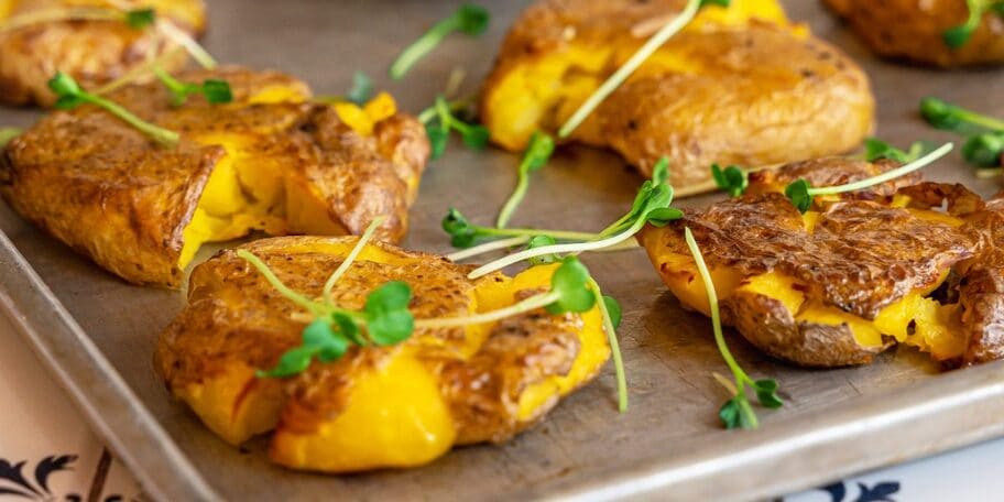 BRAMBORY NA BOUCHAČKU s harissou a jarní cibulkou