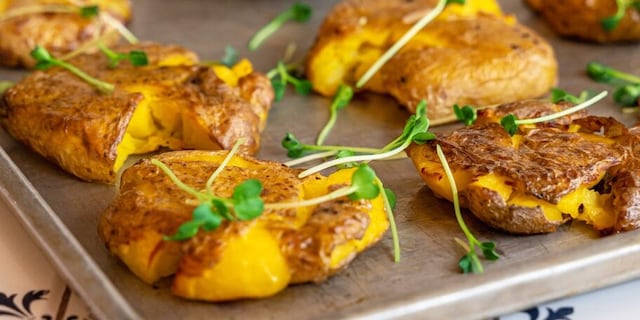 BRAMBORY NA BOUCHAČKU s harissou a jarní cibulkou