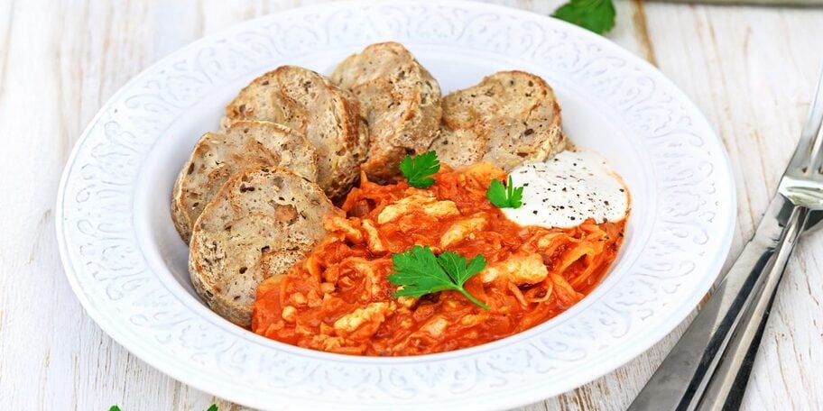 „Segedín“ z hrachových nudliček s karlovarským knedlíkem