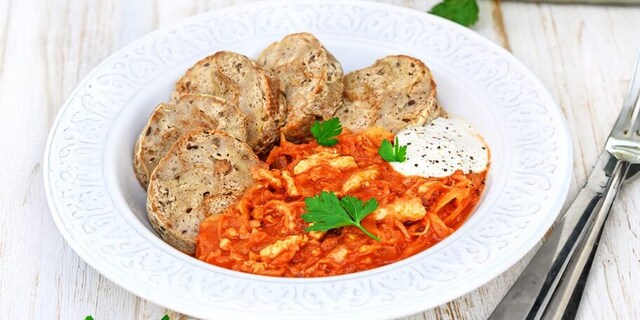 „Segedín“ z hrachových nudliček s karlovarským knedlíkem