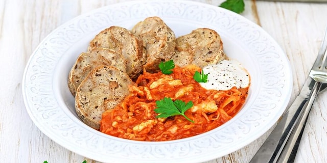 „Segedín“ z hrachových nudliček s karlovarským knedlíkem