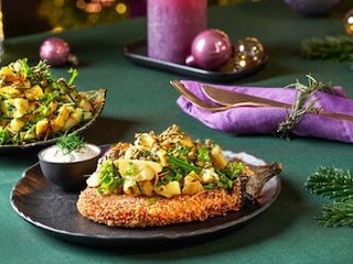 Řízek z pečeného lilku s lehkým bramborovým salátem a bylinkovým dipem