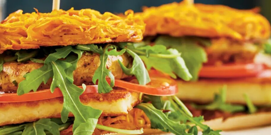 Veggie burger s plackou ze sladkých brambor