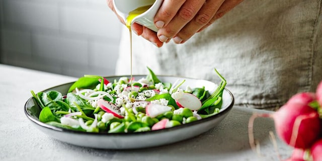 Špenátový salát s fetou a hráškem