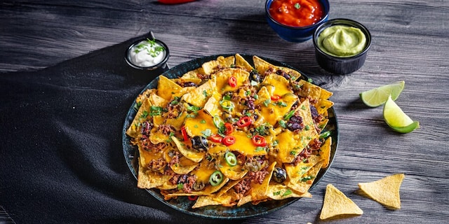 Zapečené nachos s hotovými omáčkami