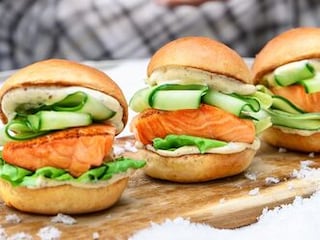 Lososové miniburgery s lanýžovou majonézou