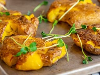 BRAMBORY NA BOUCHAČKU s harissou a jarní cibulkou