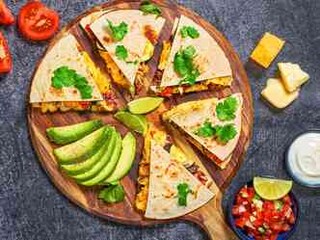 Quesadilla ze zbytků sýrů i zeleniny