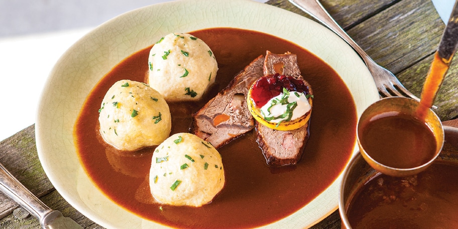 Šípková omáčka s bio hovězím a jáhlovým knedlíkem