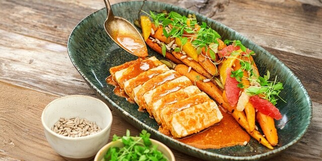 Grilované tofu s mladou mrkví a mrkvovou marinádou