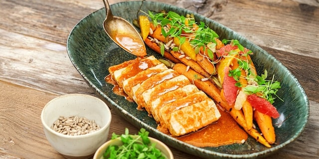 Grilované tofu s mladou mrkví a mrkvovou marinádou