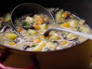 Bramborová polévka s houbami