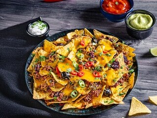 Zapečené nachos s hotovými omáčkami