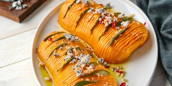 Pečená máslová dýně hasselback