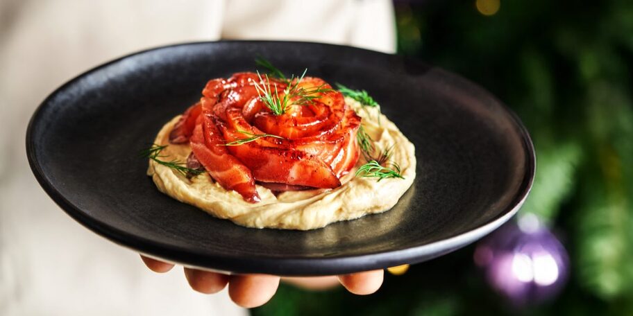 Marinovaný losos ve svařeném víně s holandskou omáčkou