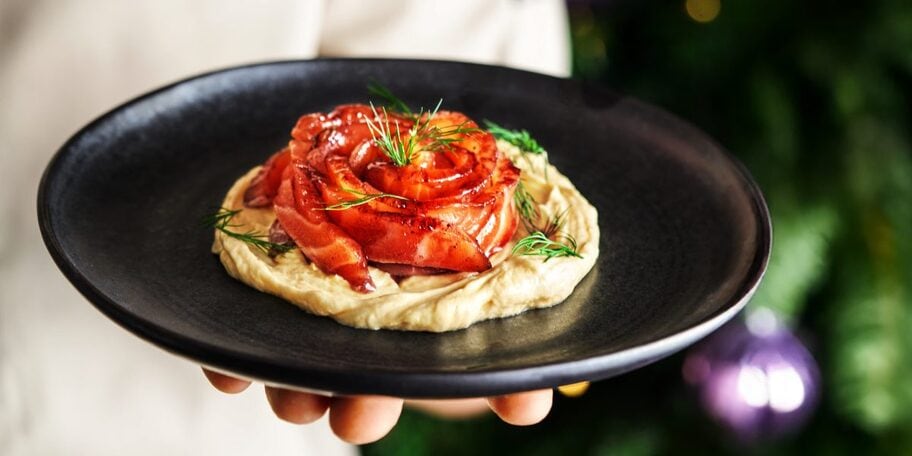 Marinovaný losos ve svařeném víně s holandskou omáčkou